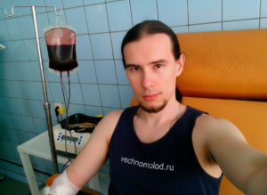 Пакет крови, рука донора с перевязкой после сдачи крови, личный опыт биохакера Романа Заболотникова